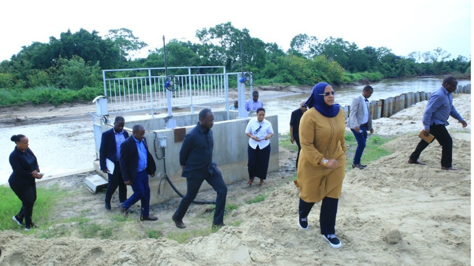 THE MINISTER FOR INVESTMENT, INDUSTRY AND TRADE INSPECTS THE PROGRESS OF THE BAGAMOYO SUGAR PROJECT